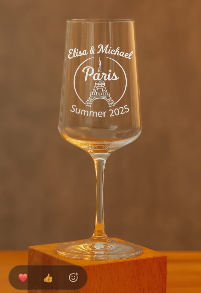 Flûte à champagne gravée, prénoms et motif Paris